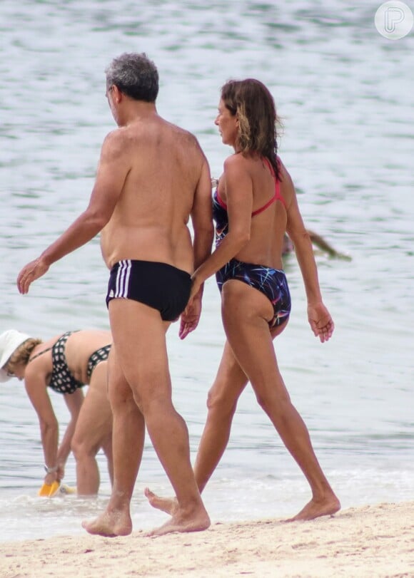 Andréa Beltrão aproveitou a praia de Cobacabana nesta quinta-feira (01), ao lado do marido