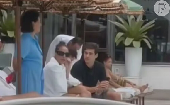 Mesmo após ter sido flagrada em clima de intimidade com Nicolas Prattes em um hotel no Rio