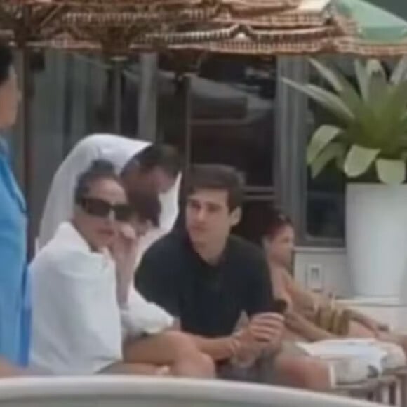 Mesmo após ter sido flagrada em clima de intimidade com Nicolas Prattes em um hotel no Rio