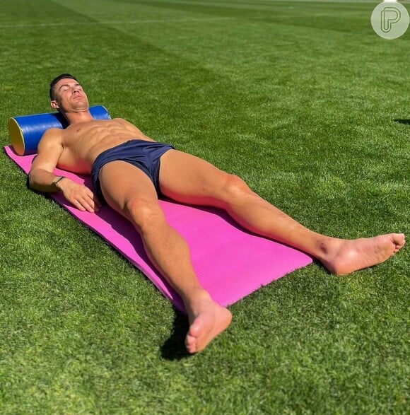 Cristiano Ronaldo compartilhou foto de sunga renovando o bronzeado em gramado e agitou a web: 'Queria ser o sol pra encostar nesse corpinho'