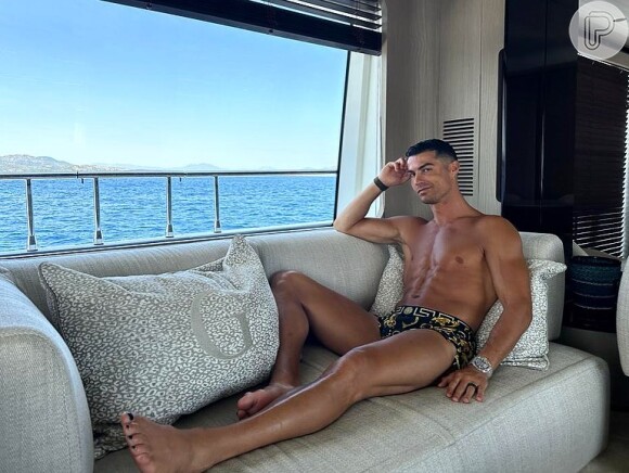 De sunga, Cristiano Ronaldo agitou a web por detalhe na foto: 'Georgina tem sorte'