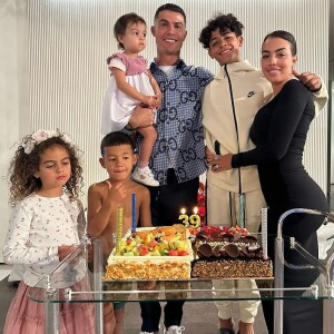Cristiano Ronaldo reuniu a mulher, Georgina Rodriguez, e alguns filhos no seu aniversário de 39 anos