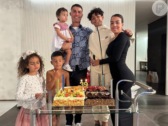 Cristiano Ronaldo reuniu a mulher, Georgina Rodriguez, e alguns filhos no seu aniversário de 39 anos
