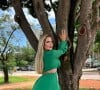 Denise Rocha posou agarrada a uma árvore Pau-Brasil