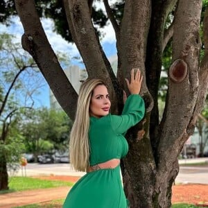 Denise Rocha posou agarrada a uma árvore Pau-Brasil