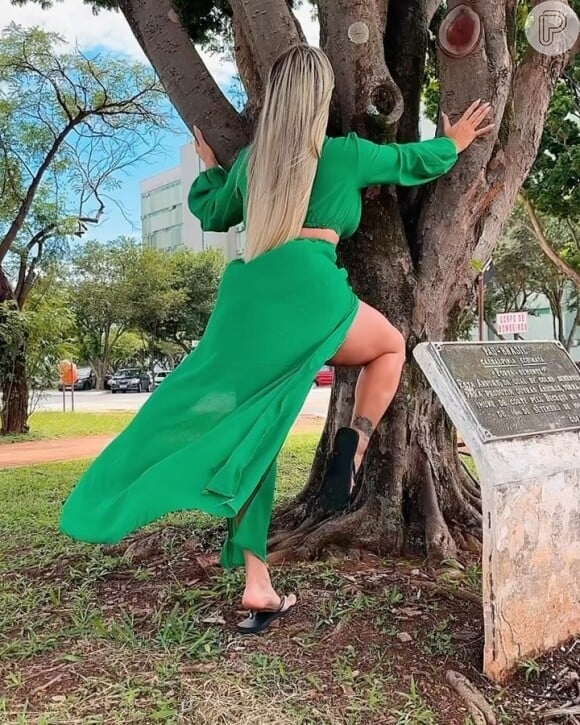 Denise Rocha ainda valorizou bumbum em foto com a árvore