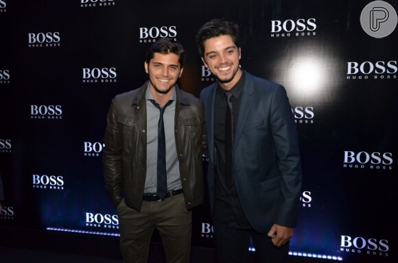 Os irmãos Bruno Gissoni e Rodrigo Simas chegam à festa da grife Hugo Boss