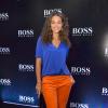 Débora Nascimento escolhe look colorido para ir à festa da grife Hugo Boss