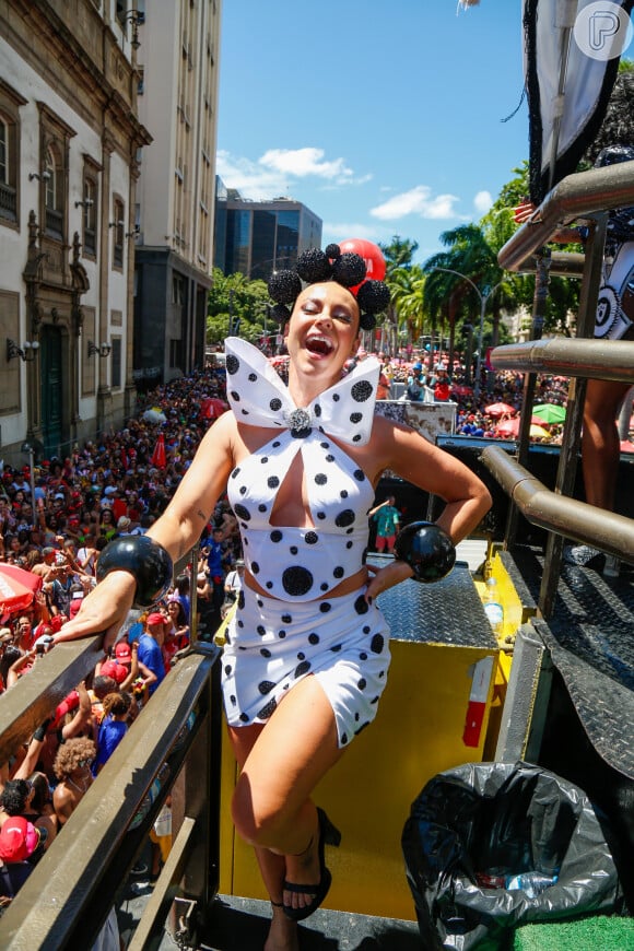 Carnaval 2024: Paolla Oliveira em um look ousado de bolinhas em bloco de São Paulo