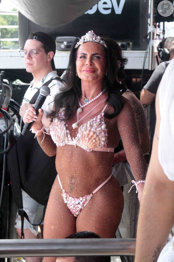Carnaval 2024: Gretchen aposta na ousadia e pérolas em look transparente para show no Agrada Gregos, em SP