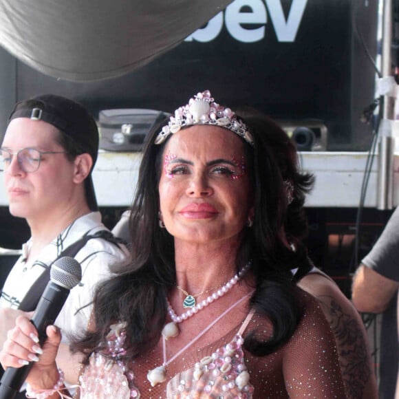 Carnaval 2024: Gretchen aposta na ousadia e pérolas em look transparente para show no Agrada Gregos, em SP