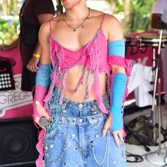 Carnaval 2024: Diego Martins, de 'Terra e Paixão', ousa no look para o bloco Agrada Gregos, em SP