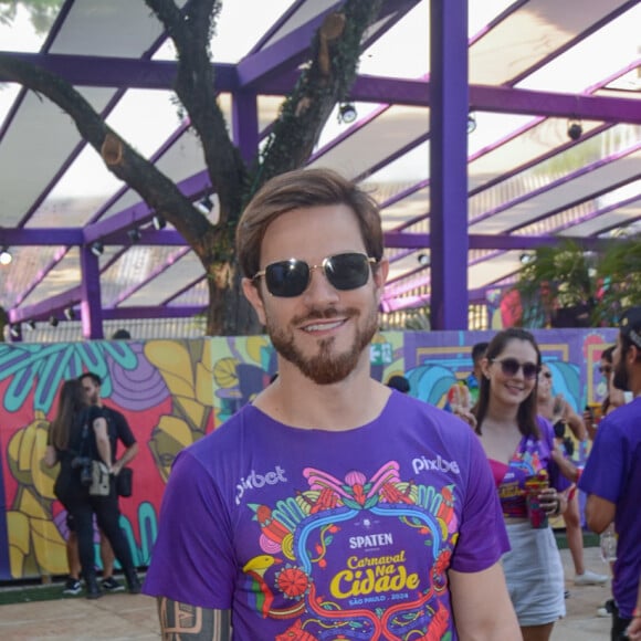 Carnaval 2024: Felipe Becari, ex de Carla Diaz, curte a folia com look simples e abadá