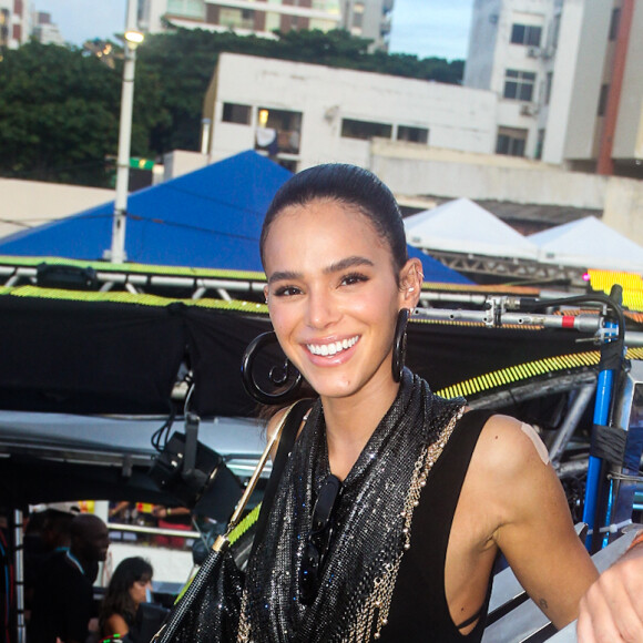 Carnaval 2024: Bruna Marquezine de look all black com dourado no trio da Ivete Sangalo, em Salvador