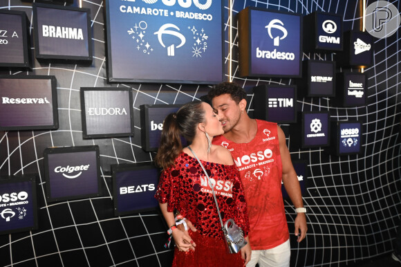 Larissa Manoela dá beijo e chamego no marido na Sapucaí