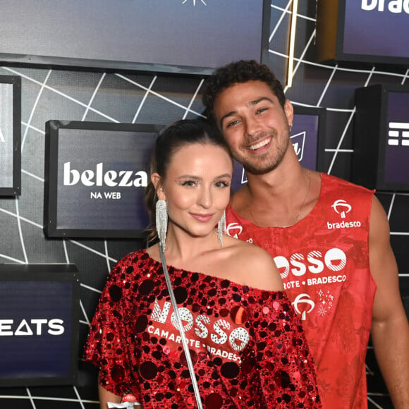 Larissa Manoela investiu em look vermelho com franjas e muito brilho