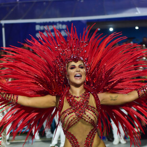 Deolane Bezerra surgiu com fantasia ousada na Grande Rio: look combinava vermelho e transparência
