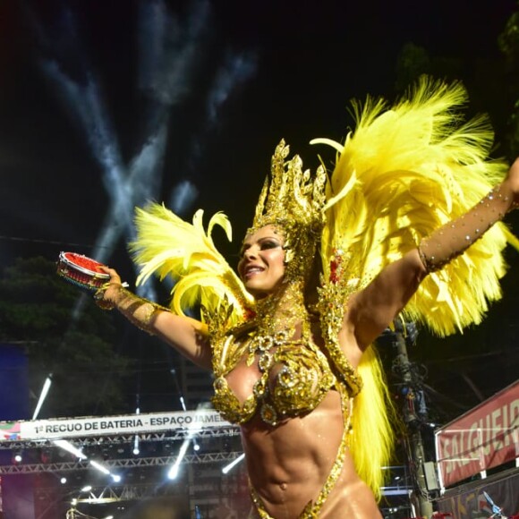 Barriga trincada de Viviane Araújo chamou atenção em fotos