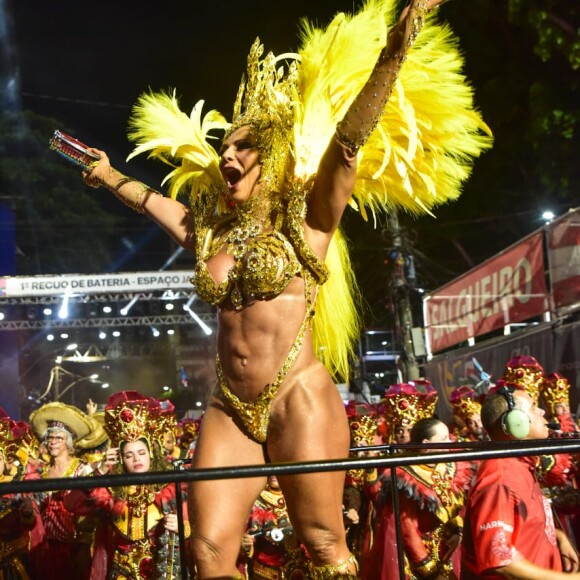 Fantasia dourada de Viviane Araújo no Salgueiro valorizava corpo mais definido da Rainha de Carnaval
