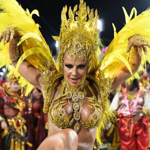 Na Sapucaí, Viviane Araújo deu um show de samba no pé