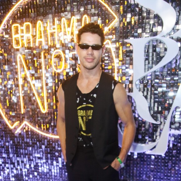 Em camarote na Sapucaí, o ator comentou sobre a solteirice e o desejo de estar na próxima folia compromissado