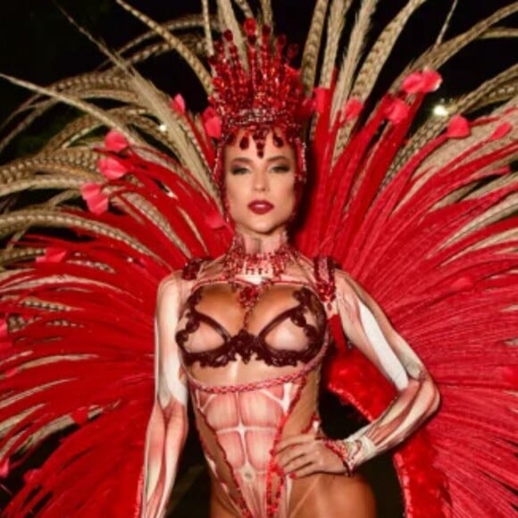 Gabi Martins mostrou demais em desfile pela Vila Isabel na Sapucaí