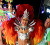 Lore Improta usou look com cores de fogo no desfile da Viradouro