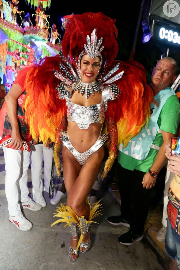 Lore Improta usou look com cores de fogo no desfile da Viradouro