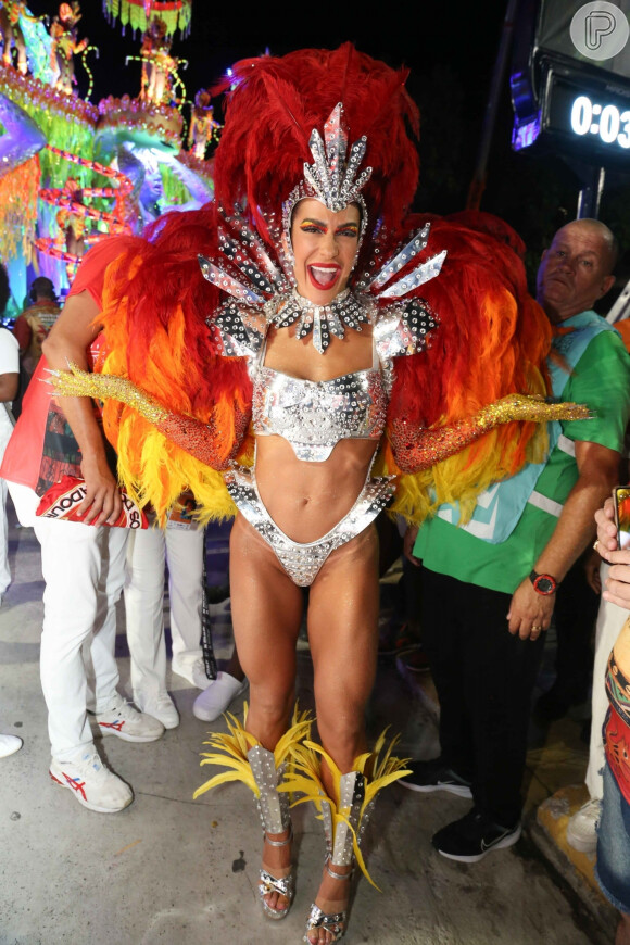 Look de Lore Improta no desfile da Viradouro foi elogiado na web