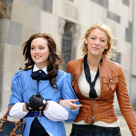 A série "Gossip Girl" focou em um grupo atraente e rico no Upper East Side, em Nova York, e as estrelas do show foram Blair Waldorf, interpretada por Leighton Meester, e Serena van der Woodsen, vivida por Blake Lively.