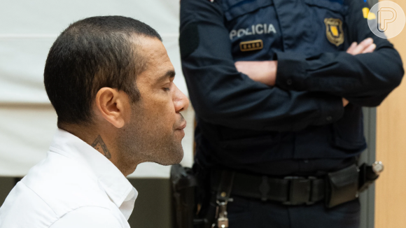 Daniel Alves foi condenado a 4 anos e 6 meses de prisão pelo estupro de uma mulher no banheiro de uma boate em Barcelona, há um ano