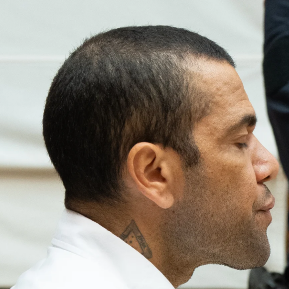 Daniel Alves foi condenado a 4 anos e 6 meses de prisão pelo estupro de uma mulher no banheiro de uma boate em Barcelona, há um ano