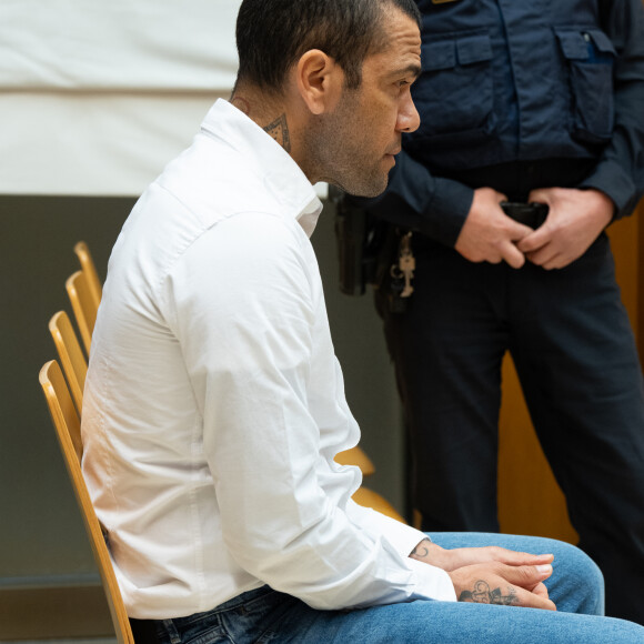 Daniel Alves, através de sua defesa, depositou 150 mil euros, o equivalente a R$ 802 mil na atual cotação, na conta do tribunal para ser entregue à vítima, independente do resultado