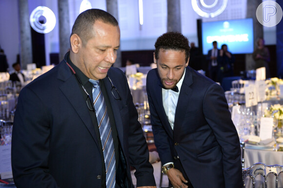 Pai de Neymar argumentou que estava ajudando um amigo ao depositar dinheiro para Daniel Alves
