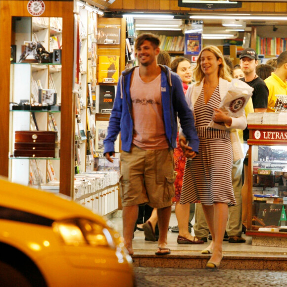 Dado Dolabella e Luana Piovani são fotografados em livraria, em 2008