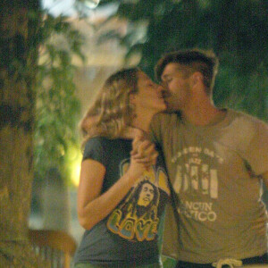 Dado Dolabella e Luana Piovani se beijam em passeio pelas ruas do Rio, em 2008