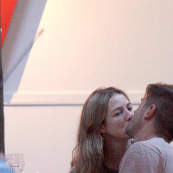 Dado Dolabella e Luana Piovani se beijam em shopping, em 2008