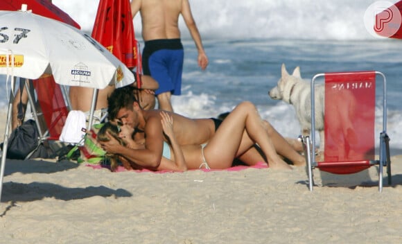 Luana Piovani troca beijos com Dado Dolabella em praia do Rio de Janeiro, em 2008