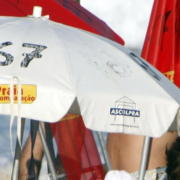 Luana Piovani troca beijos com Dado Dolabella em praia do Rio de Janeiro, em 2008