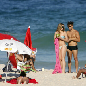 Dado Dolabella e Luana Piovani curtem praia do Rio de Janeiro em 2008