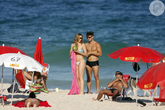 Dado Dolabella e Luana Piovani curtem praia do Rio de Janeiro em 2008