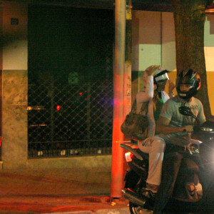 Dado Dolabella dá carona para Luana Piovani de moto, em 2008
