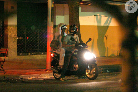 Dado Dolabella dá carona para Luana Piovani de moto, em 2008