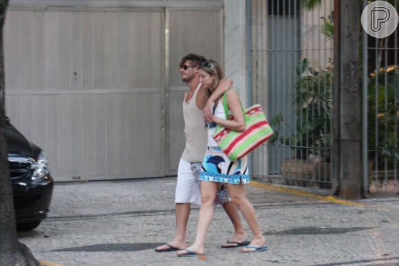 Dado Dolabella e Luana Piovani deixam pet shop abraçados, em 2008