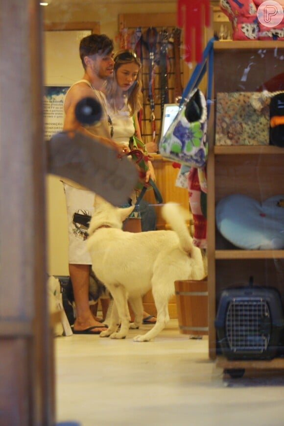Dado Dolabella e Luana Piovani são flagrados juntos em pet shop, em 2008