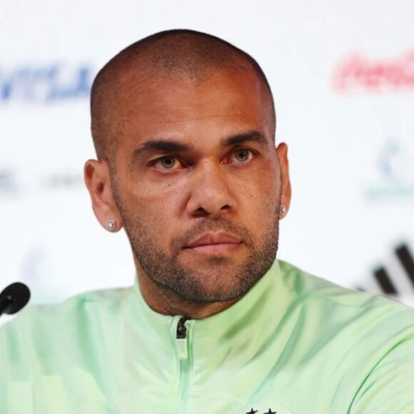 Defesa de Daniel Alves avalia que a pena de 4 anos e meio de prisão é pequena e por isso vai tentar a liberdade do jogador em março de 2024