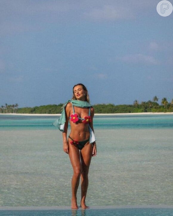Ana Paula Siebert posou sexy com o mar das Maldivas ao fundo