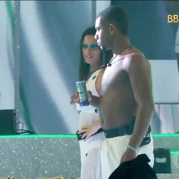 BBB 24: Isabelle foi mostrar para Davi um grilo que pousou em seu braço