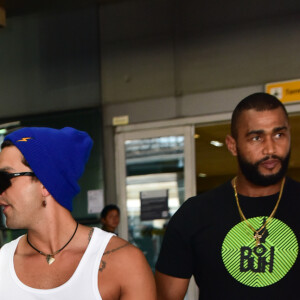 Luan Santana e Jade Magalhães foram flagrados em um aeroporto nesta terça-feira (27)