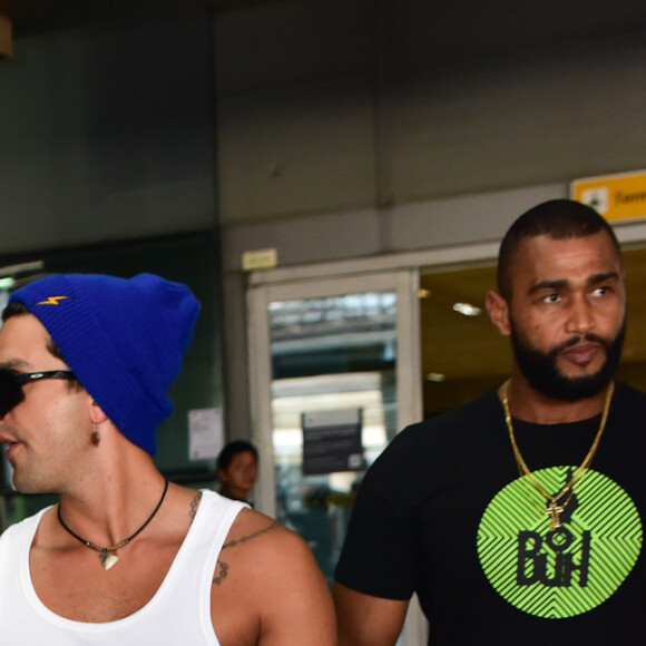 Luan Santana e Jade Magalhães foram flagrados em um aeroporto nesta terça-feira (27)